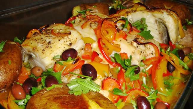 Bacalhau assado no forno com batatas e pimento