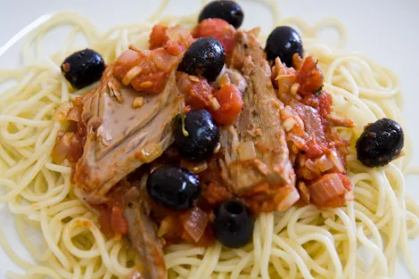 Esparguete com Molho de Atum, Tomate e Azeitonas